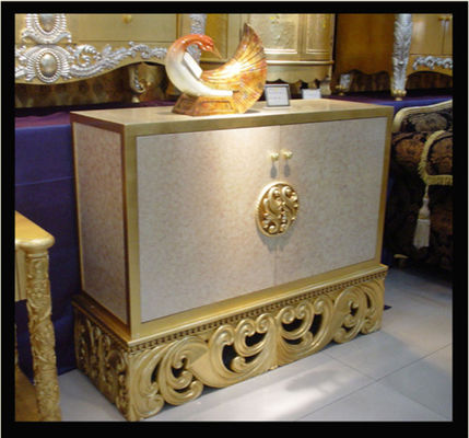 Gabinete de madera tallado de oro del pecho