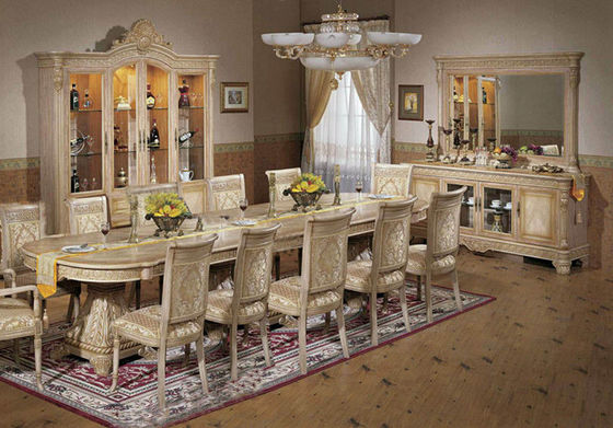 La mesa de comedor de talla de madera del palacio italiano lujoso fijó los muebles antiguos del comedor