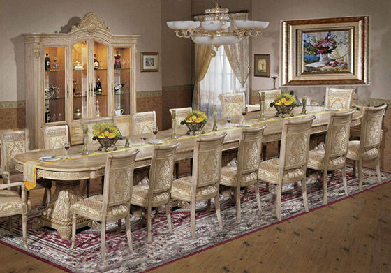 La mesa de comedor de talla de madera del palacio italiano lujoso fijó los muebles antiguos del comedor