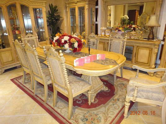 La mesa de comedor de talla de madera del palacio italiano lujoso fijó los muebles antiguos del comedor