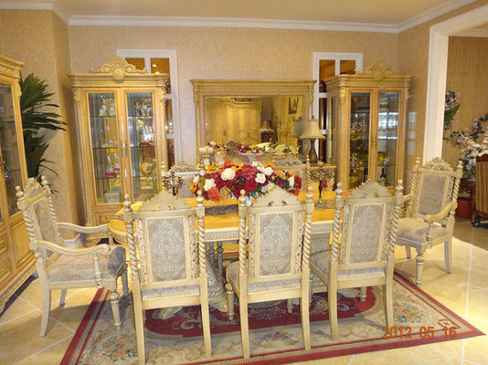 La mesa de comedor de talla de madera del palacio italiano lujoso fijó los muebles antiguos del comedor