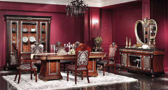 Mesa de comedor y sillas del vintage